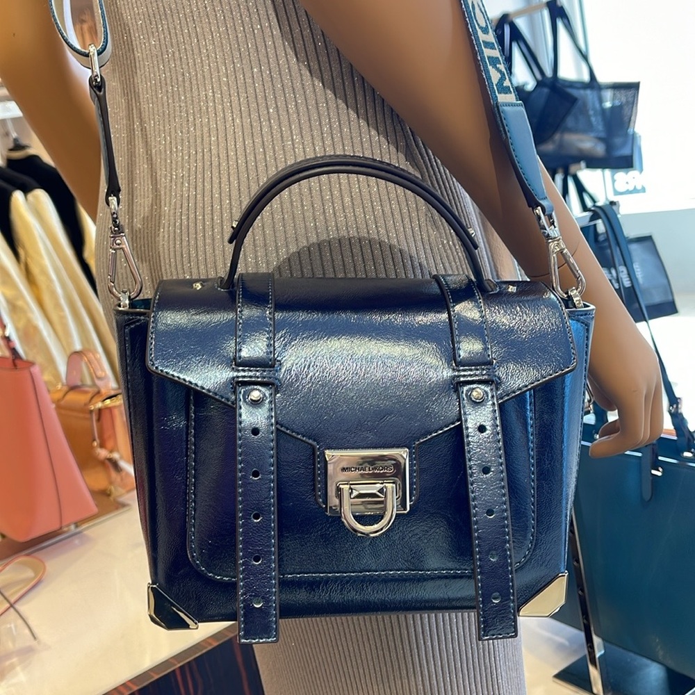MICHAEL KORS
Manhattan Medium TH SCHOOL Crackled Metallic Leather SATCHEL
TEAL - Picture 9 of 16